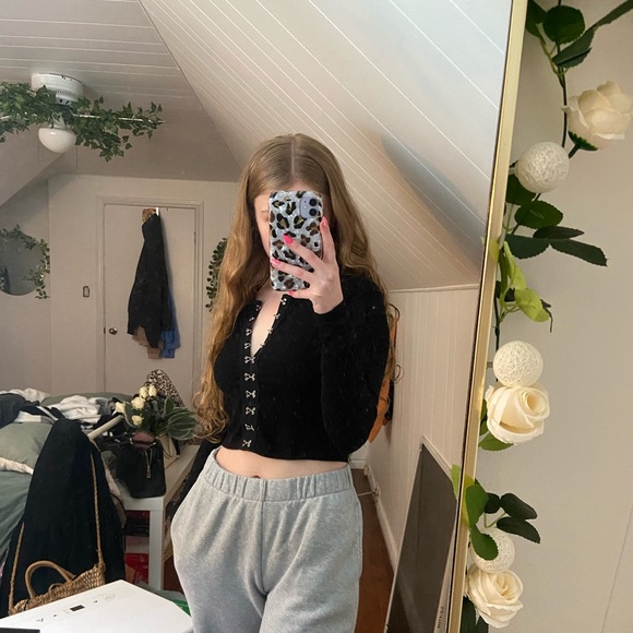 long sleeve black clasp up top - Picture 3 of 3